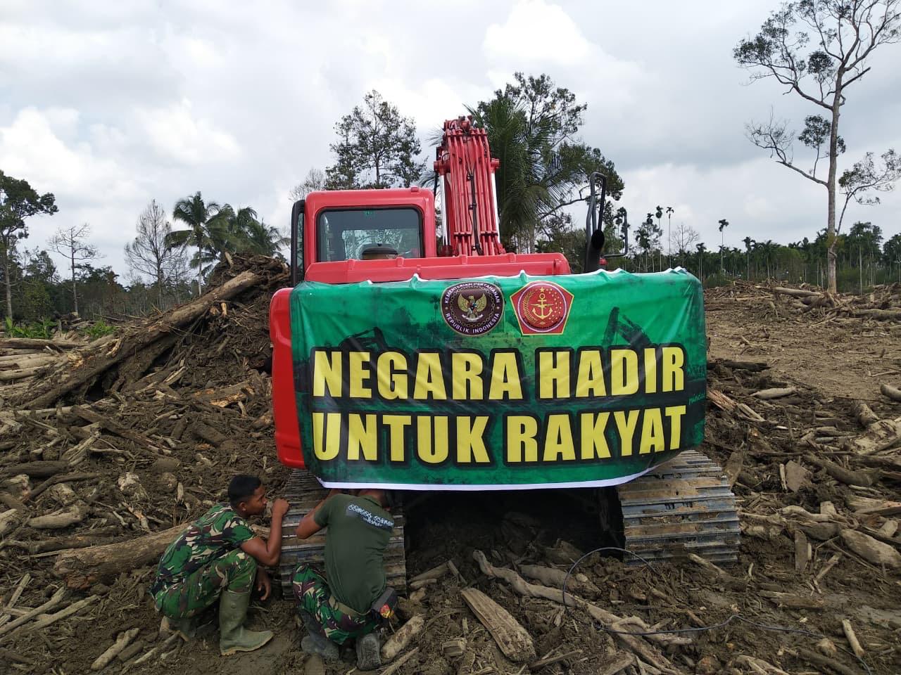 Kerahkan Puluhan Alat Berat, TNI Bersihkan Tumpukan Kayu di Desa Geudumbak, Aceh Utara