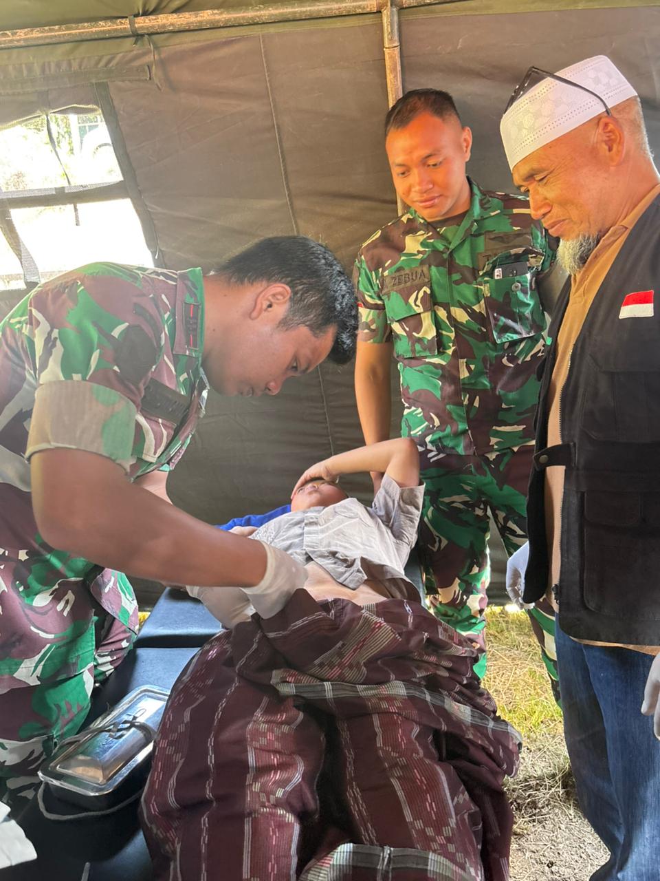 TNI AD dan Relawan Gelar Bakti Kesehatan bagi Korban Banjir di Pameu: Ada Sunat Massal juga