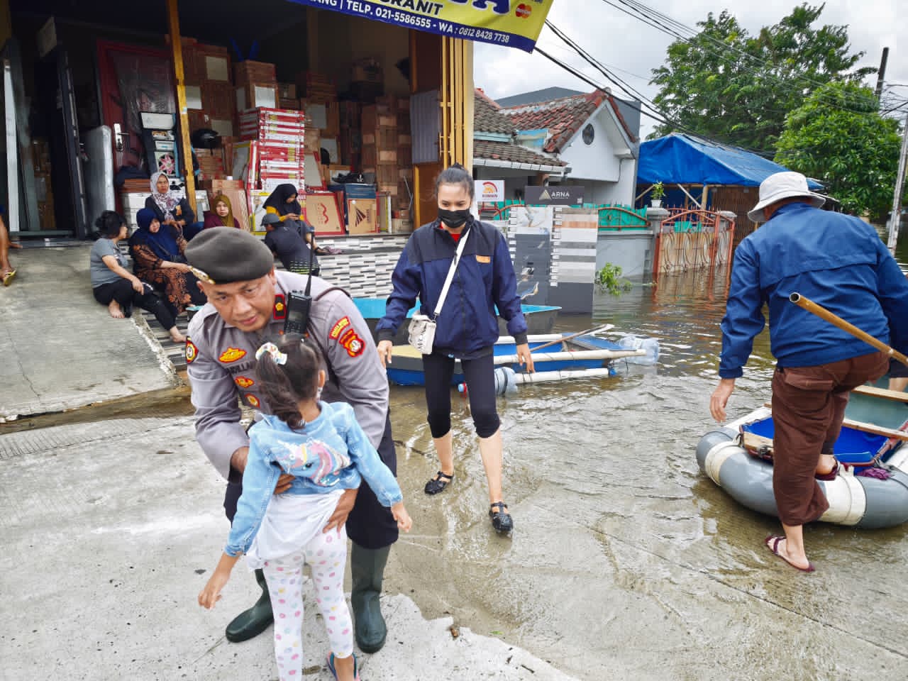 Polres Metro Tangerang Kota Turun Langsung Bantu Korban Banjir, Perahu Karet Disiagakan