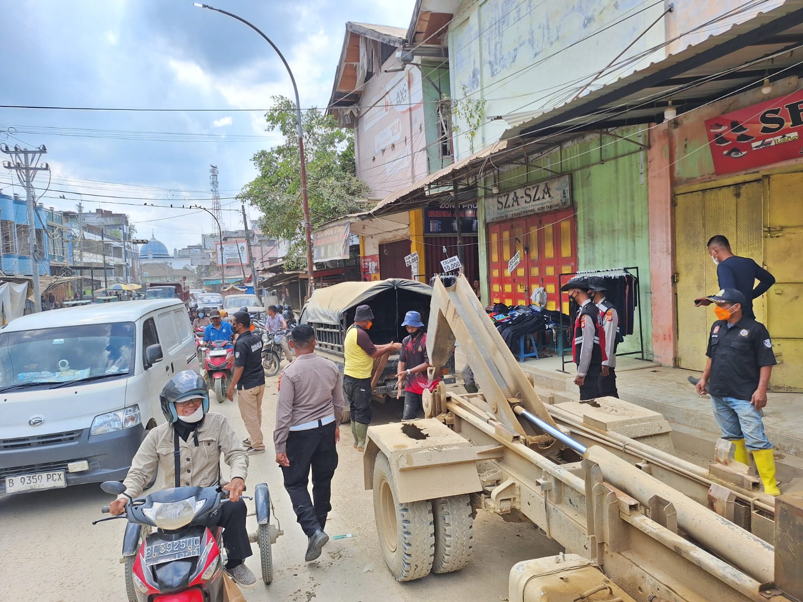 Dari Jalan Tergenang ke Bengkel Perbaikan, Polisi gunakan towing Evakuasi Mobil Warga Pascabanjir