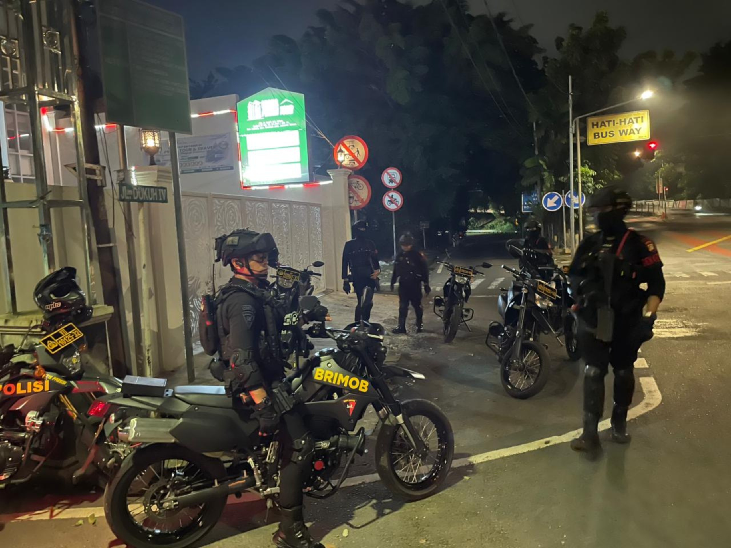 Patroli Dini Hari Brimob–Polres Jaktim Amankan Sajam, 11 Remaja Diduga Hendak Tawuran