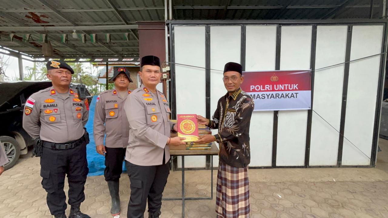 Polri Salurkan Bantuan Al-Qur’an kepada Pesantren Terdampak Banjir
