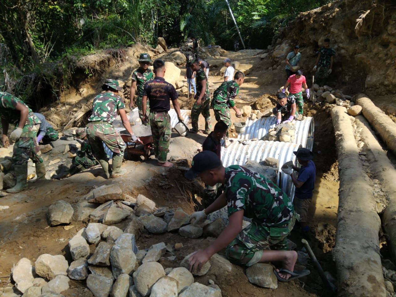 Satgas Gulbencal Kodam I/BB Mulai Pembangunan Jembatan Armco di Desa Masundung