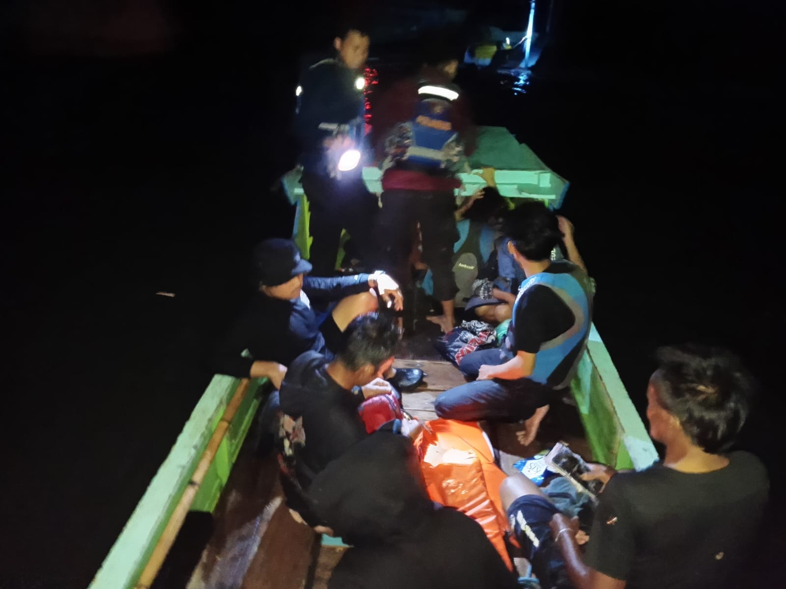 Respons Cepat Babinsa Selamatkan 12 Korban Laka Laut di Perairan Kepulauan Selayar