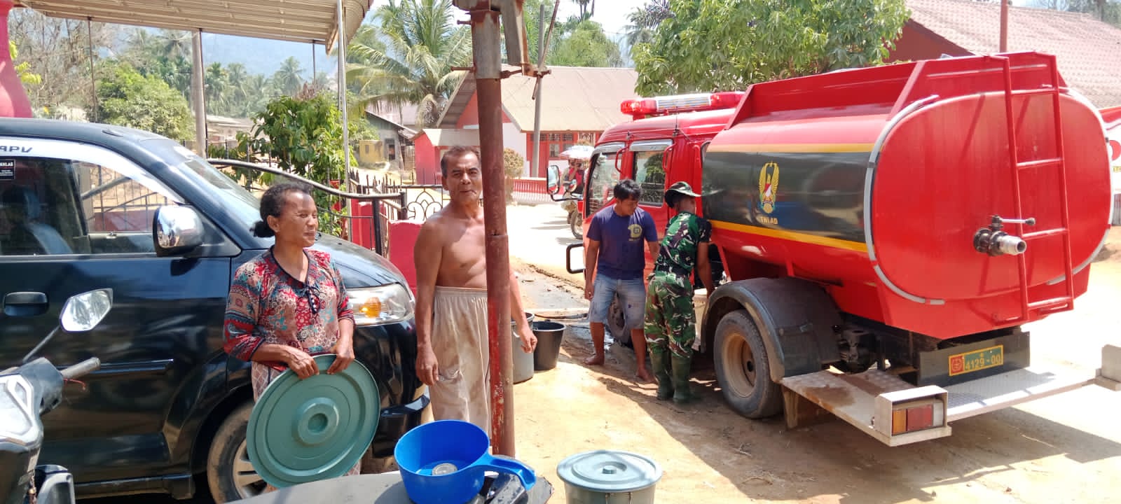 Kerahkan Mobil Damkar, Satgas Gulbencal Bersihkan Jalan dan Sekolah