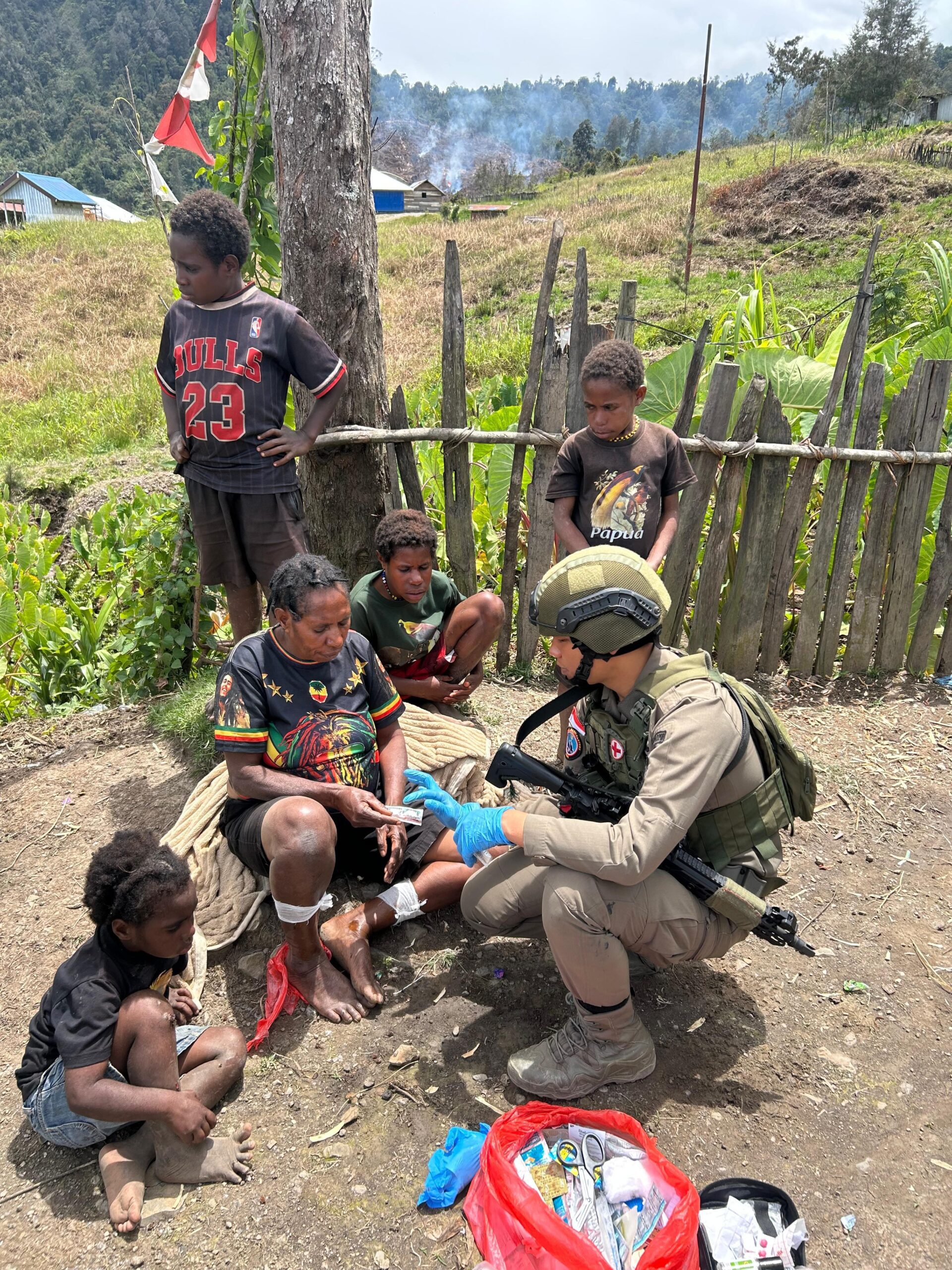 Sentuh Hati Warga, Satgas Damai Cartenz 2026 Gelar Patroli dan Pengobatan Keliling di Sinak