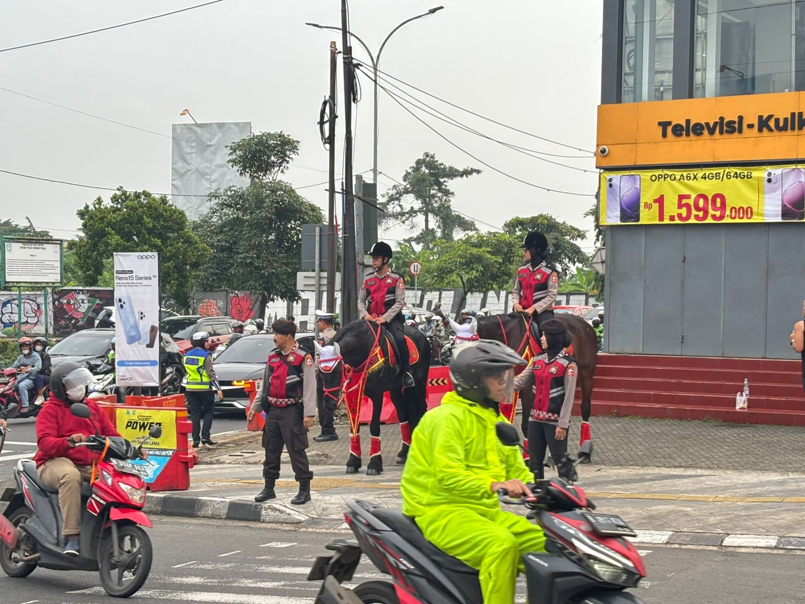Perkuat Keamanan Wilayah, Ditpolsatwa Korps Sabhara Gelar Patroli Berkuda di Margonda Depok