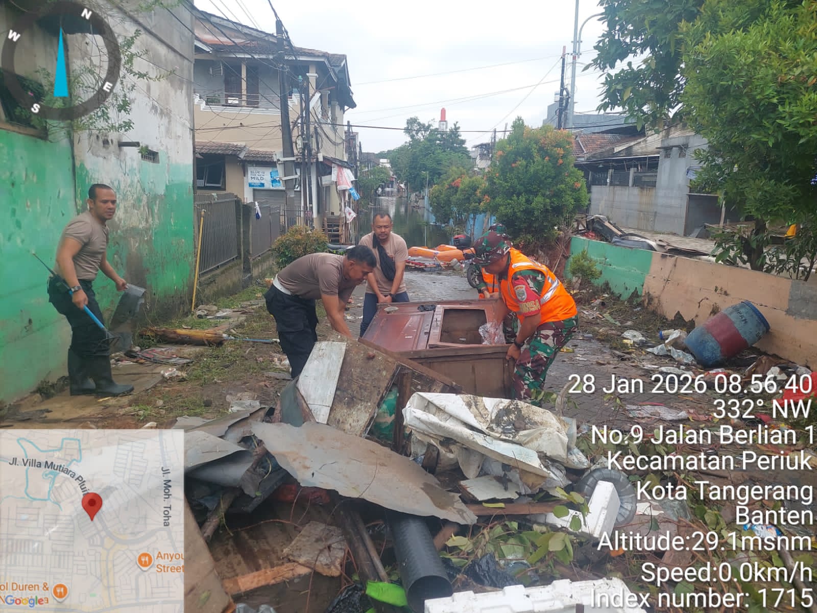 Sinergi TNI–Polri dan Masyarakat, Lingkungan Periuk Damai Dibersihkan Pasca Hujan