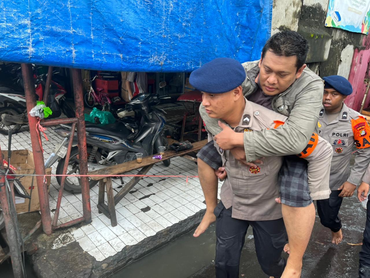 Siaga Kemanusiaan, Gegana Brimob Metro Jaya Evakuasi Warga Terdampak Banjir di Jakbar