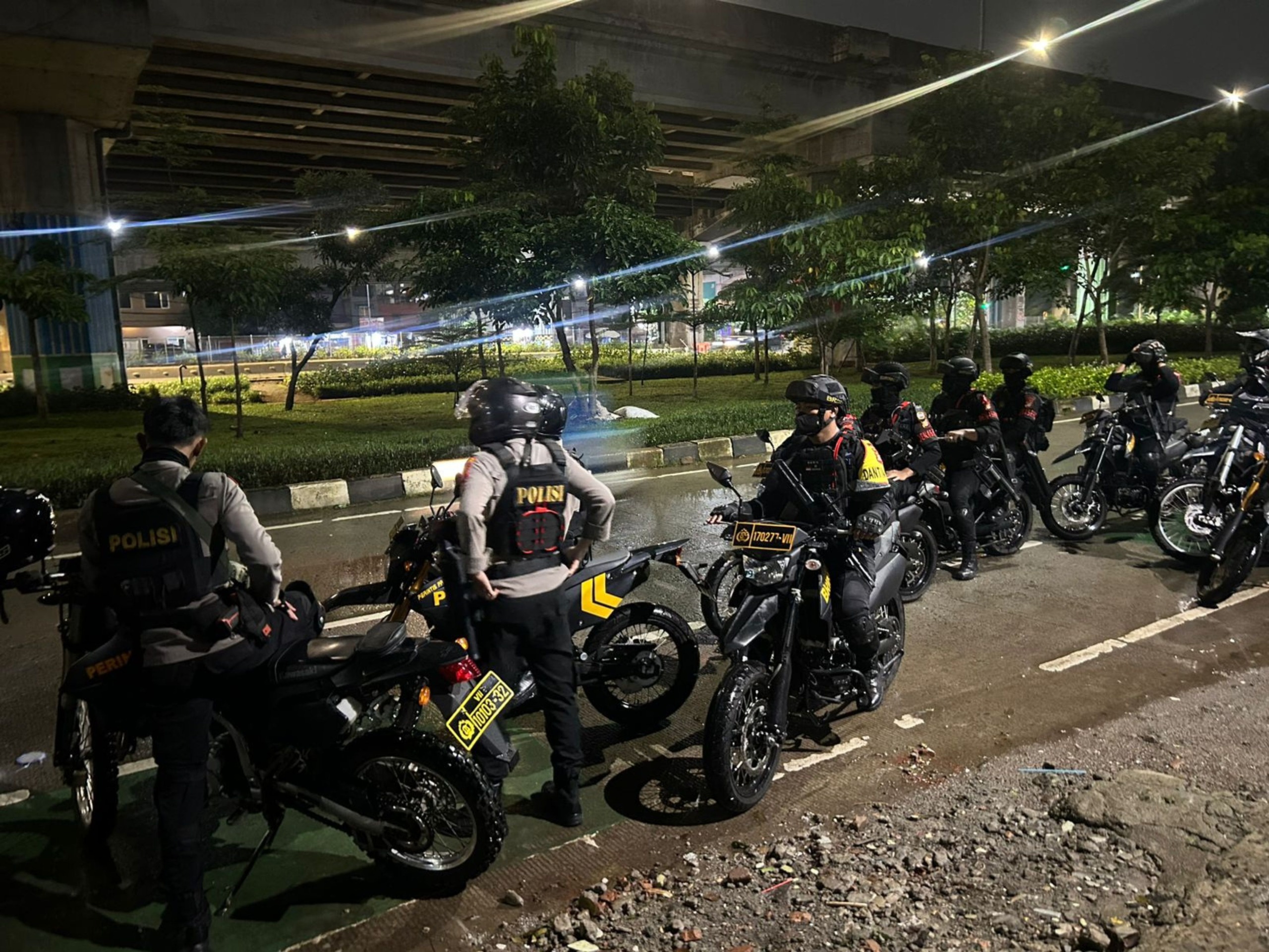 Patroli Antisipasi Tawuran, Brimob Polda Metro Jaya Mengamankan Seorang Pria yang Membawa Tembakau Sintetis