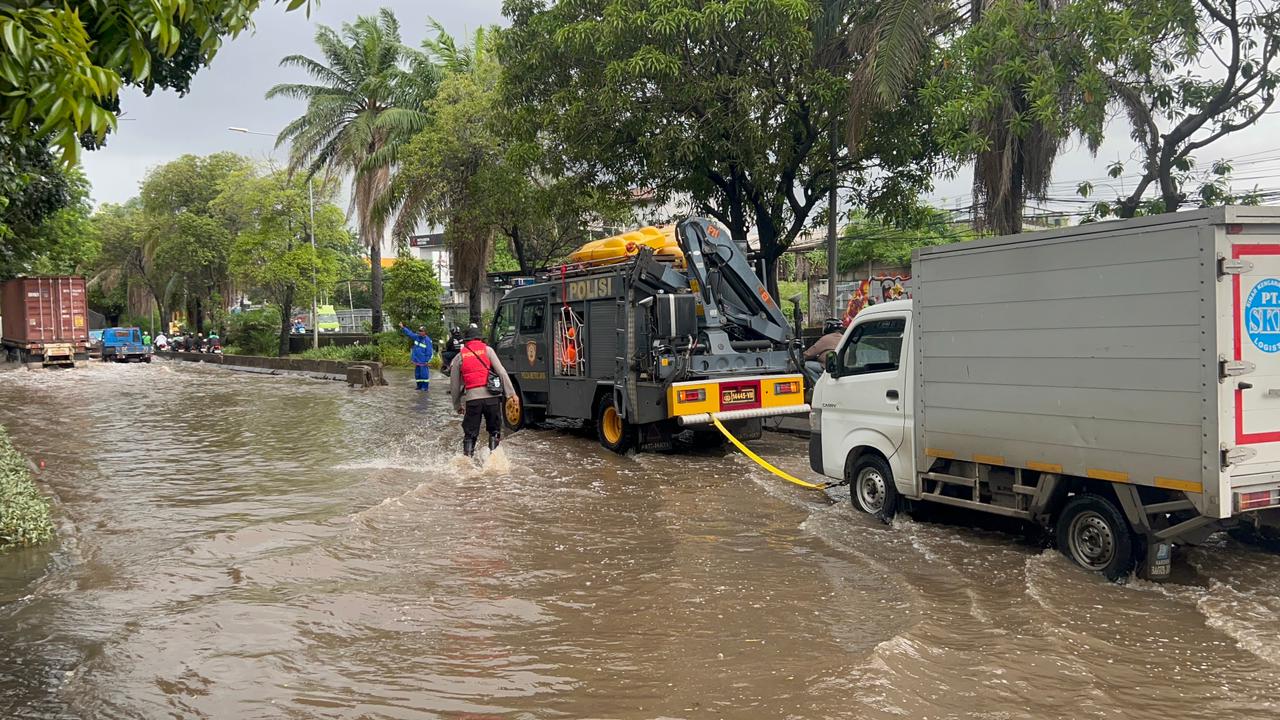Direktorat Samapta PMJ Laksanakan Patroli Siaga Bencana di Daan Mogot, Antisipasi Dampak Hujan Deras