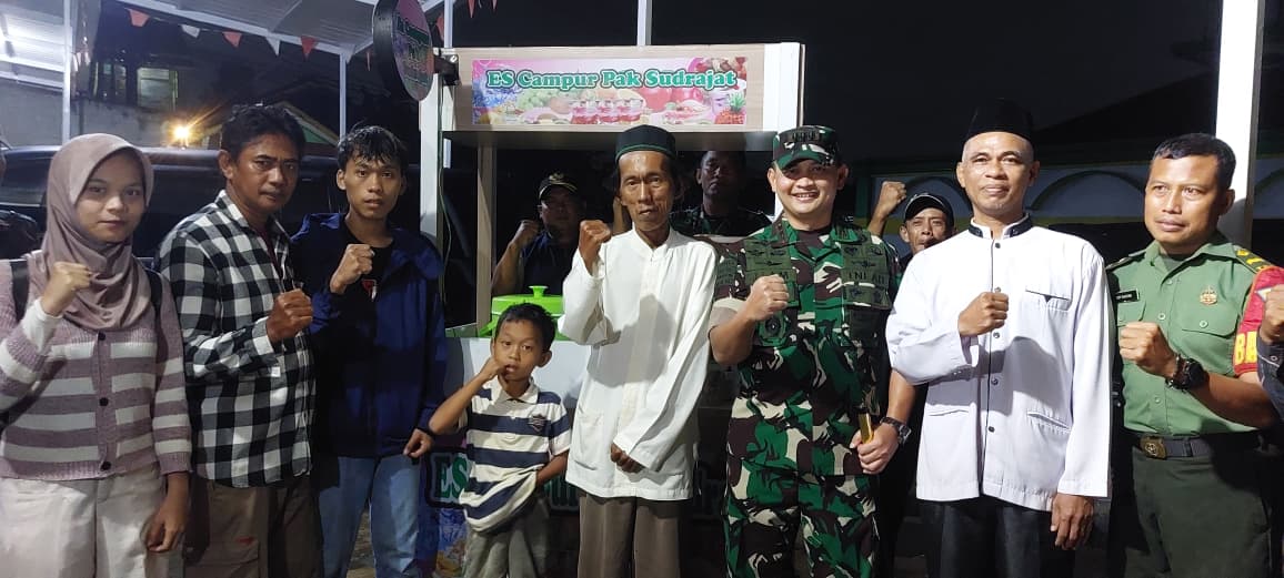 Kodim 0501/JP Serahkan Bantuan Gerobak Es Campur untuk Sudrajat