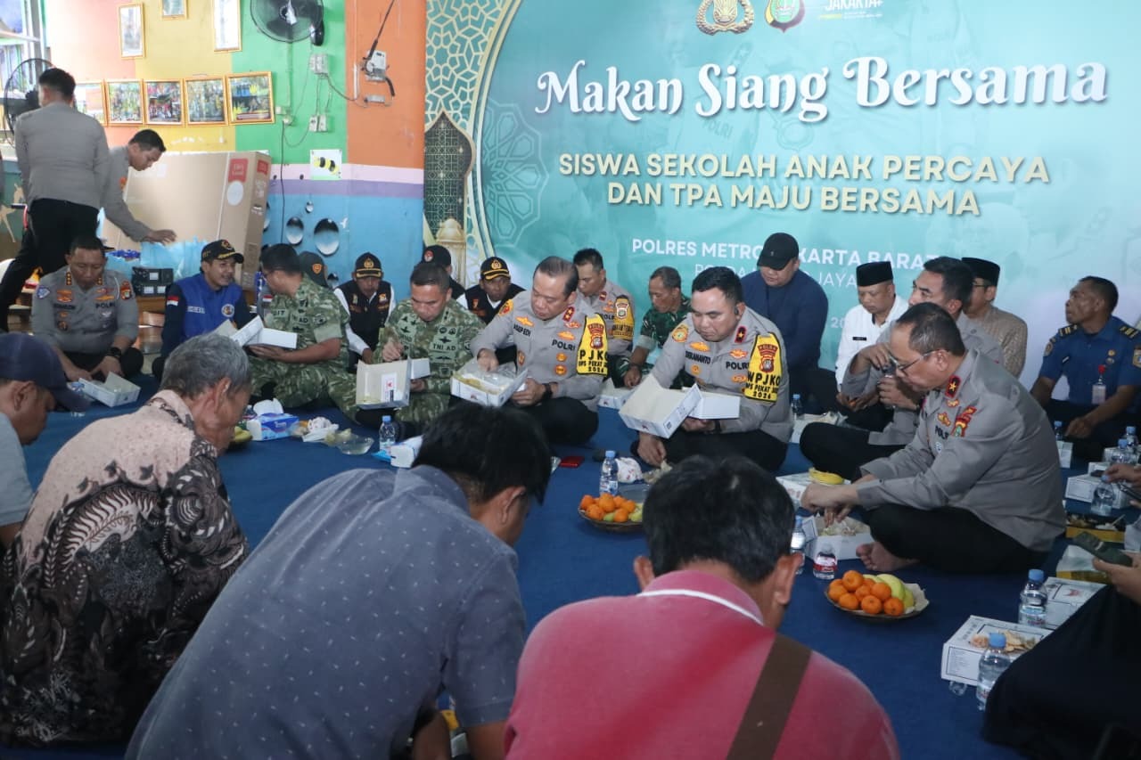 Kebersamaan di TPA Maju Bersama, Kapolda hingga Pangdam Jaya Makan Siang Bareng Warga