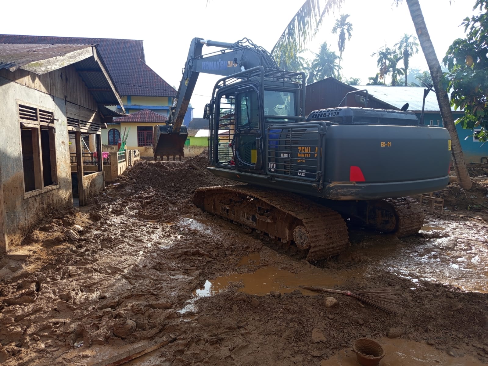 Kerahkan Alat Berat, TNI AD Kebut Pemulihan Infrastruktur Pascabencana di Tapteng