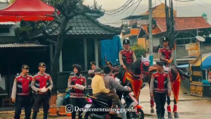 Den Turangga Ditpolsatwa Korps Sabhara Baharkam Polri Gelar Jumat Berkah di Cimanggis Depokr