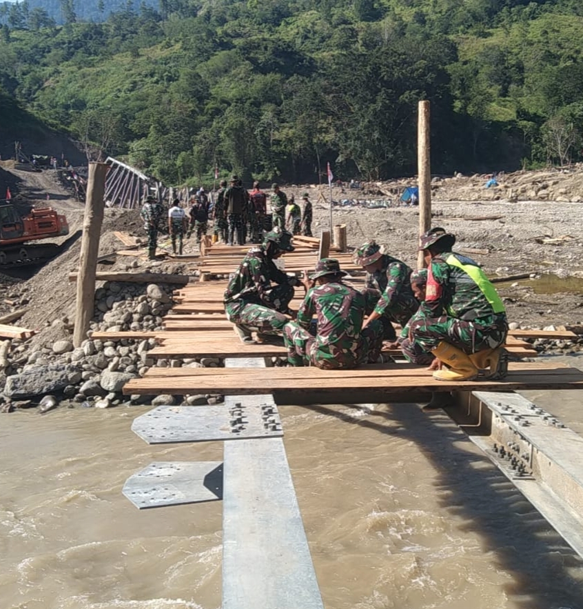 TNI AD dan Warga Gotong Royong Bangun Jembatan Darurat di Burlah