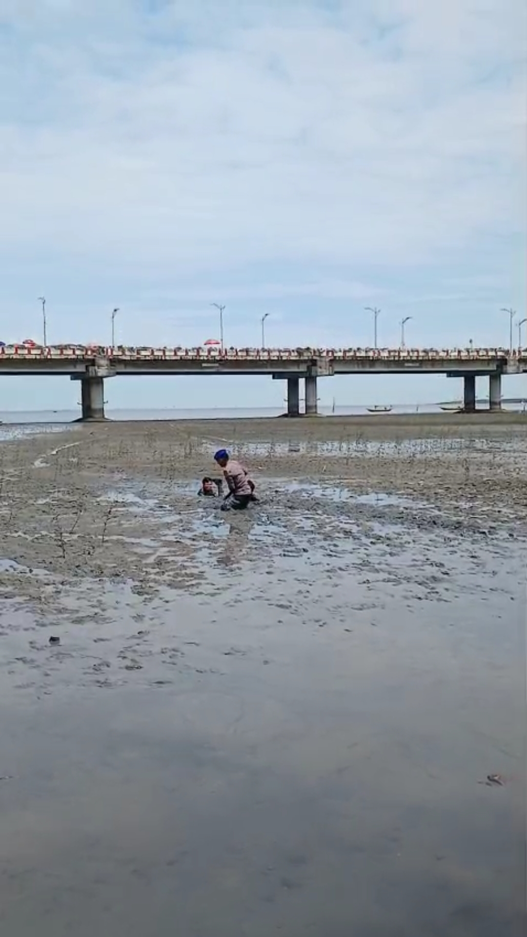 Respons Cepat Dit Polairud Polda Jatim Selamatkan Dua Anak Terjebak Lumpur di Wisata Kenjeran