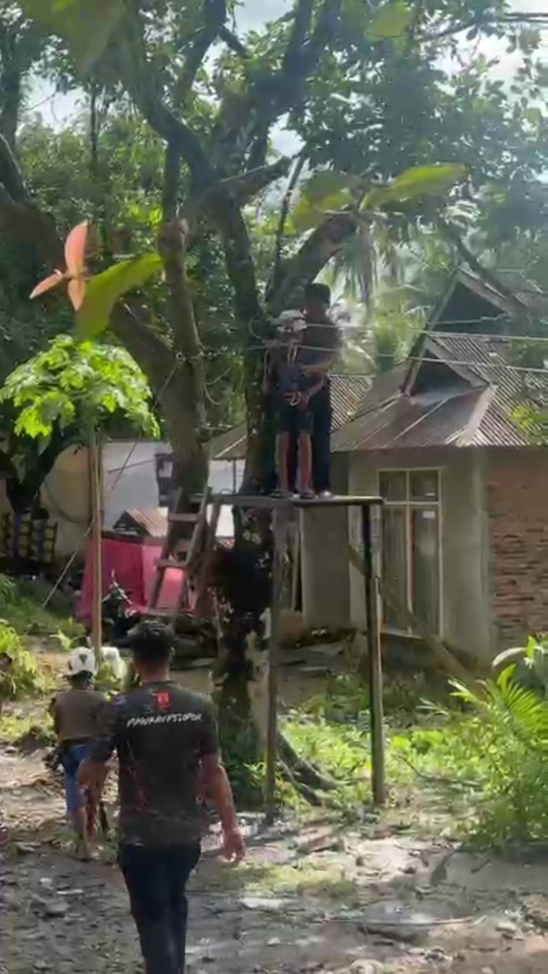 Brimob Polri Laksanakan Trauma Healing Anak Terdampak Bencana di Kabupaten Agam