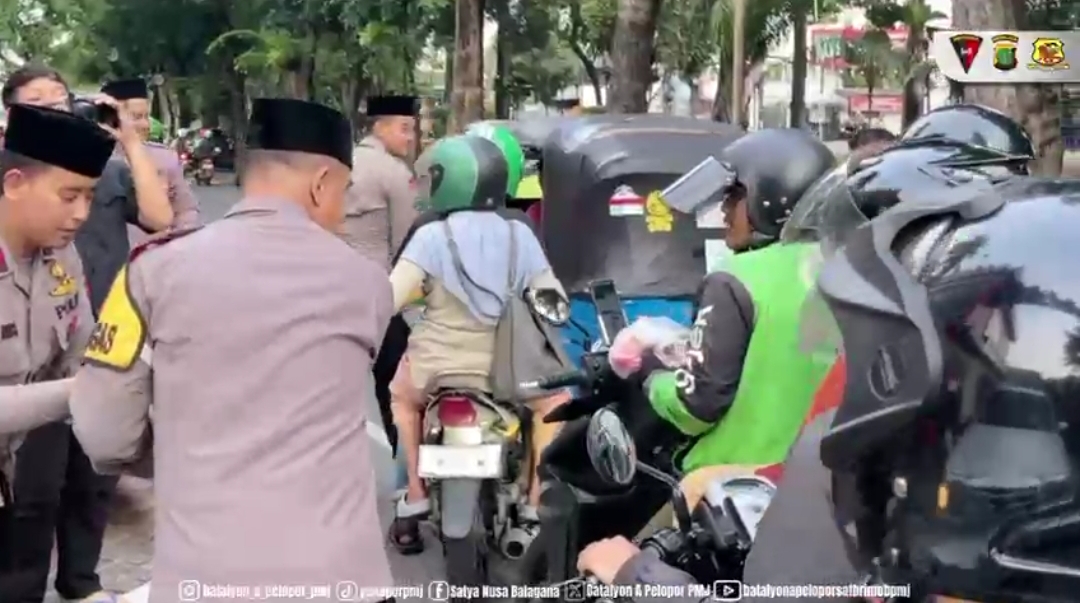 Brimob Polda Metro Jaya Gelar Aksi Berbagi Takjil bagi Masyarakat yang Berpuasa