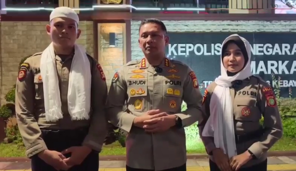 Aksi Penyampaian Pendapat di Mabes Polri; Mahasiswi Berjaket Kuning Ambil dan Coret Kain Penutup Kepala Polwan