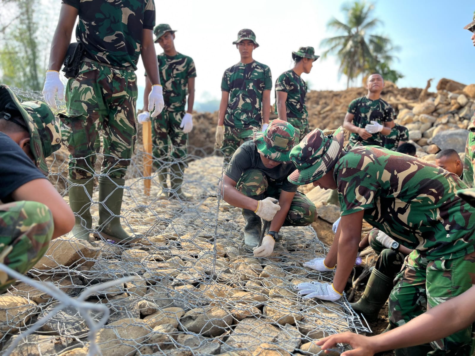 TNI dan Warga Gotong Royong Pulihkan Jaringan Air Bersih di Tukka