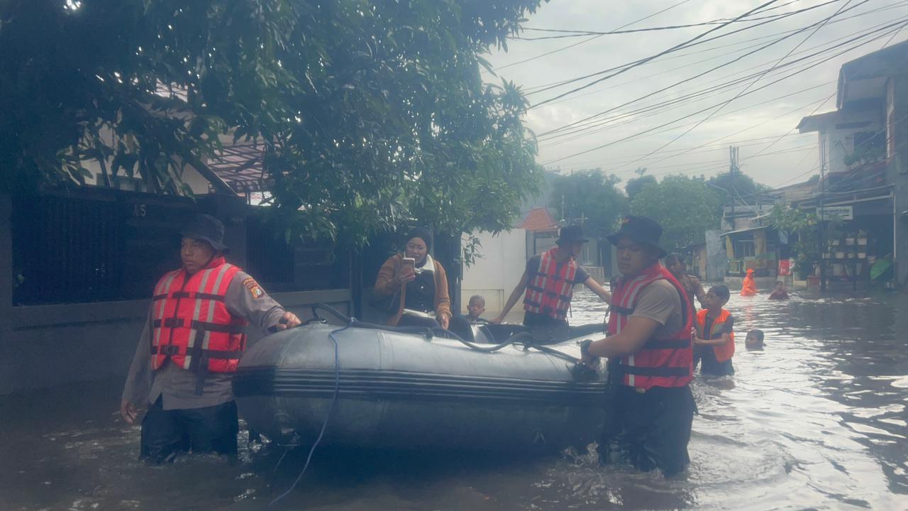 Dit Samapta PMJ Laksanakan Patroli Jaga Jakarta Siaga Bencana di Komplek Polri Pondok Karya Jakarta Selatan