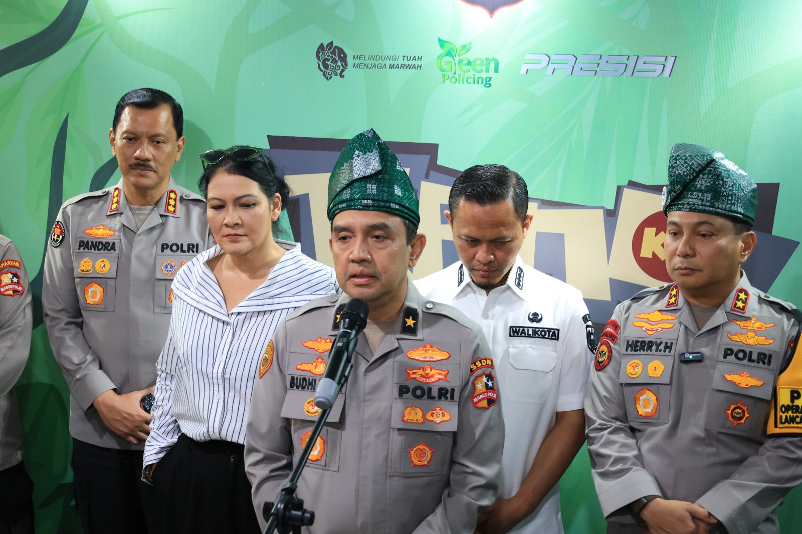 Kapolri Berikan Penghargaan “Vira Satya Manava Raksaka Pasu” kepada Reno, Pahlawan Penjaga Kemanusiaan