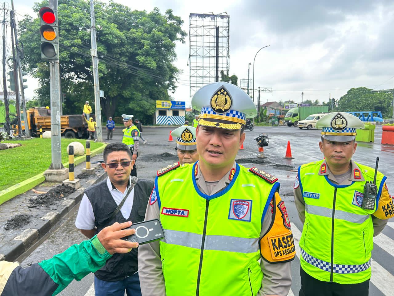 Keselamatan Jadi Prioritas, Polisi Bersama PUPR Benahi Jalan Rusak Di Kota Tangerang