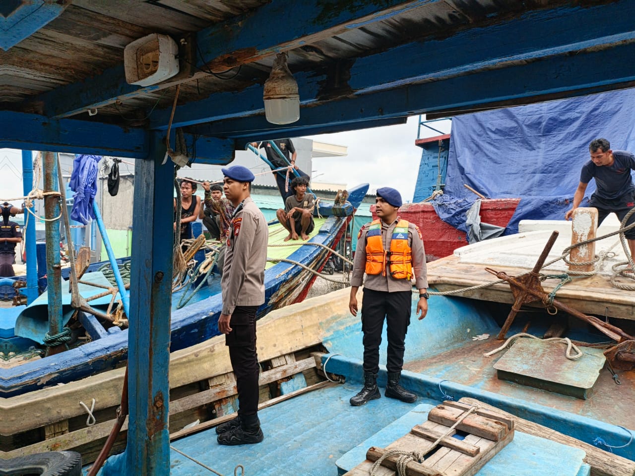 Ditpolairud Polda Metro Jaya Relokasi 12 Kapal Perikanan Mangkrak di Muara Angke