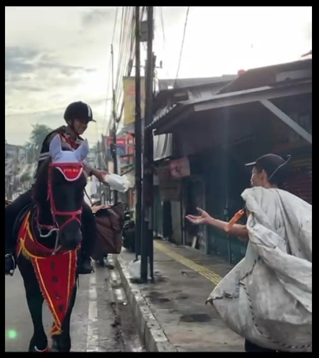 Kesejukan di Jalan Akses UI: Pasukan Berkuda Den Turangga Polri Tebar Kebaikan di Jumat Berkah