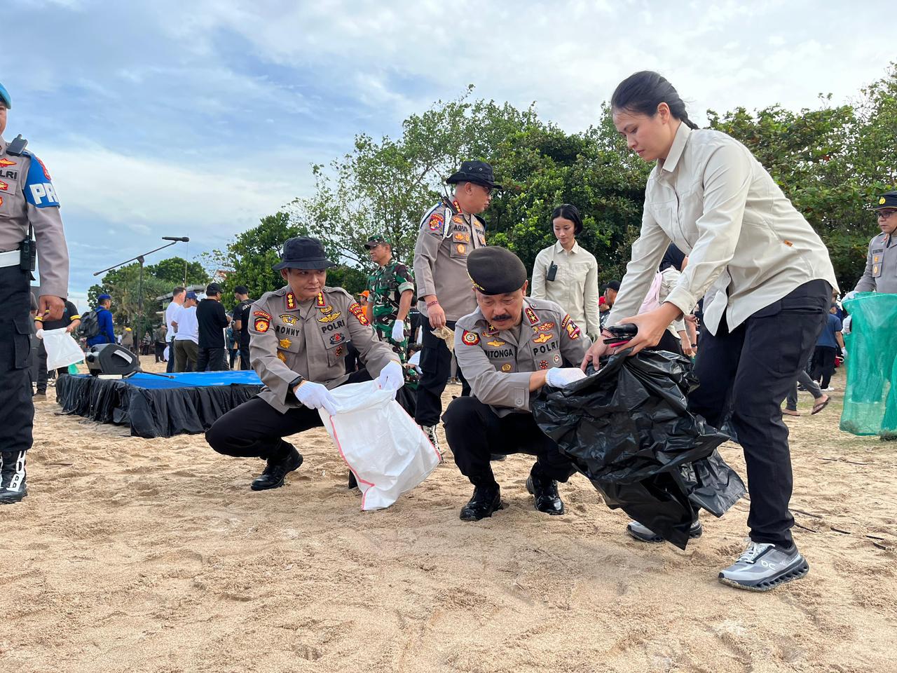Wujudkan Laut Biru, Kakorsabhara Baharkam Polri Pimpin Aksi Bersih Sampah di Pantai Kedonganan Bali