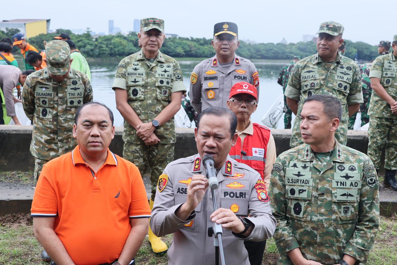 Kompak, TNI-Polri-Warga Jakarta bersih-bersih Waduk Cincin Papanggo; Pangdam dan Kapolda Turun Langsung