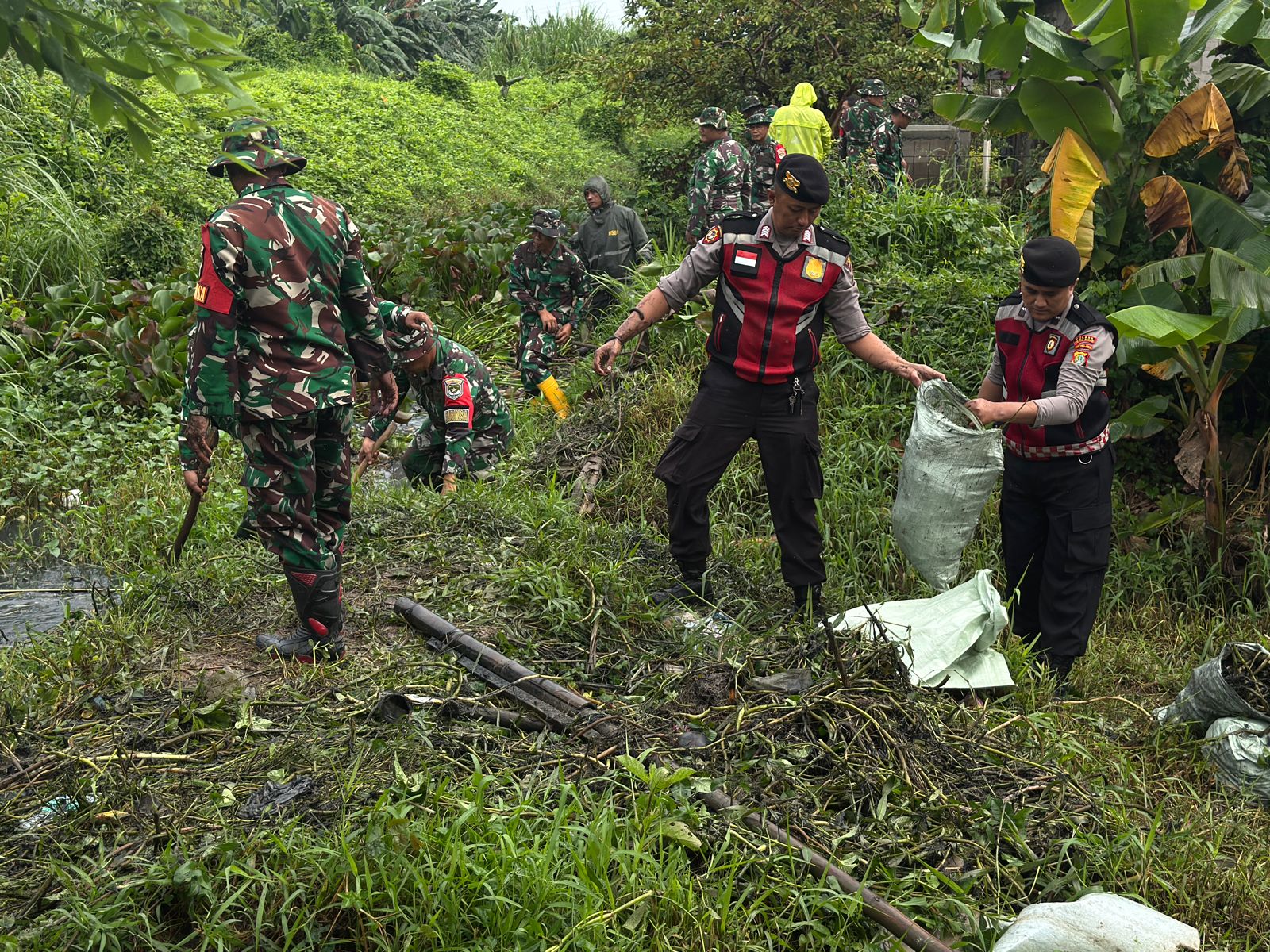 TNI-Polri Bersama Warga, Kerja Bakti Serentak di 17 Kecamatan Bekasi