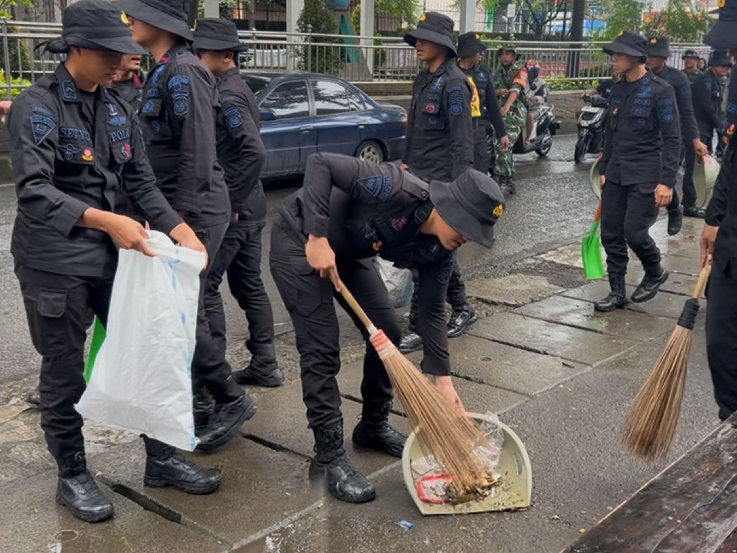 Aksi Bersih-bersih TNI-Polri dan Warga Warnai Program “Jaga Jakarta Bersih” di Ciputat, Tangerang Selatan