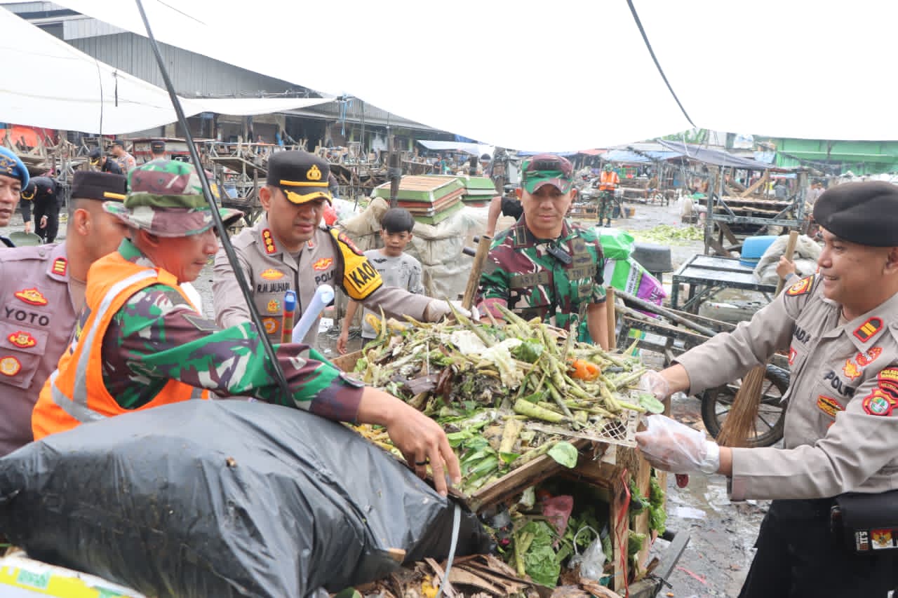 Polres Metro Tangerang Kota Gelar Apel Dan Kurvey Bersama TNI Dan Pemerintah Daerah Kota Tangerang Di Pasar Babakan