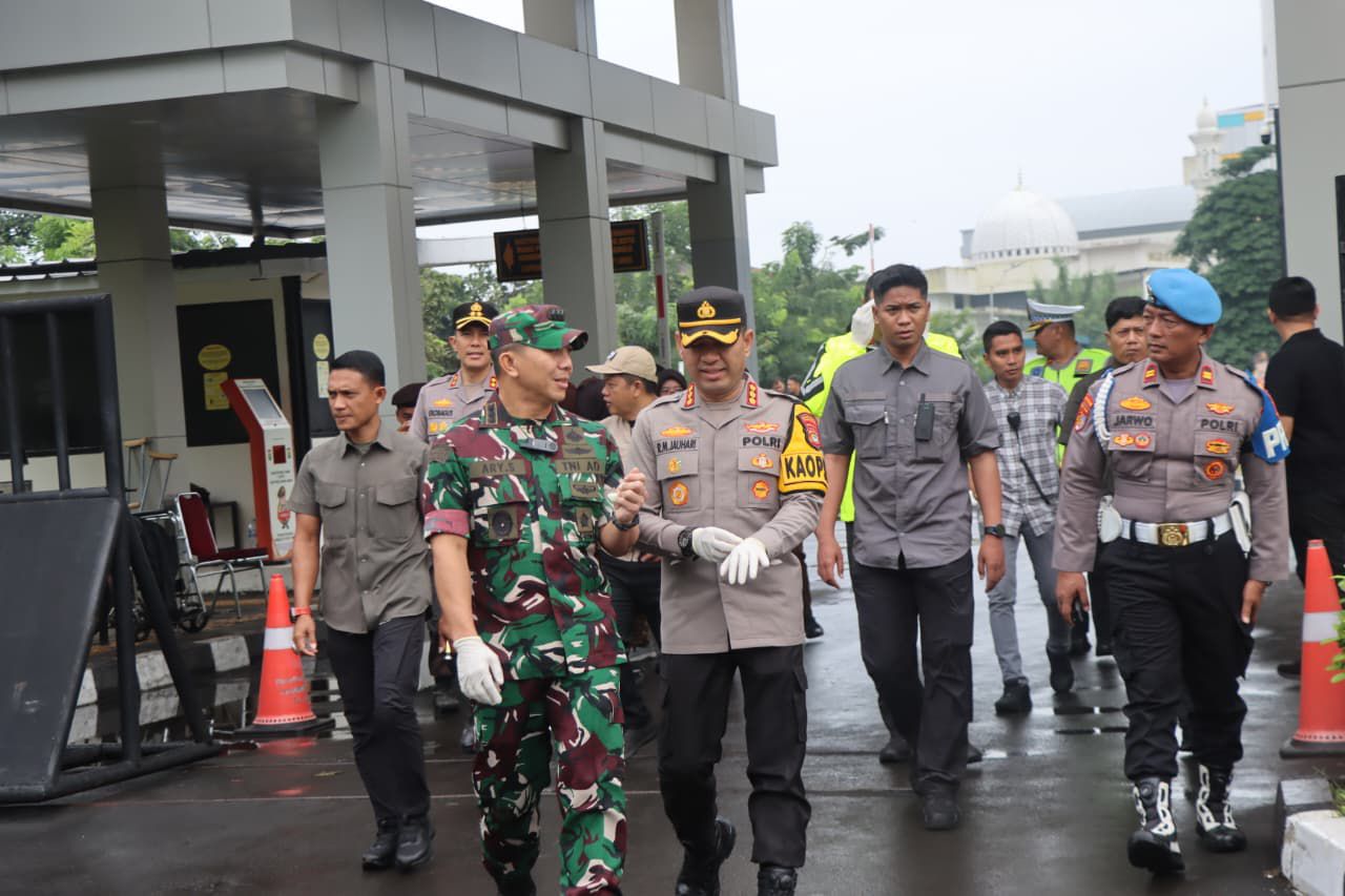 Kebersamaan di Pasar Babakan: TNI-Polri dan Warga Kompak Bersih-bersih Lingkungan
