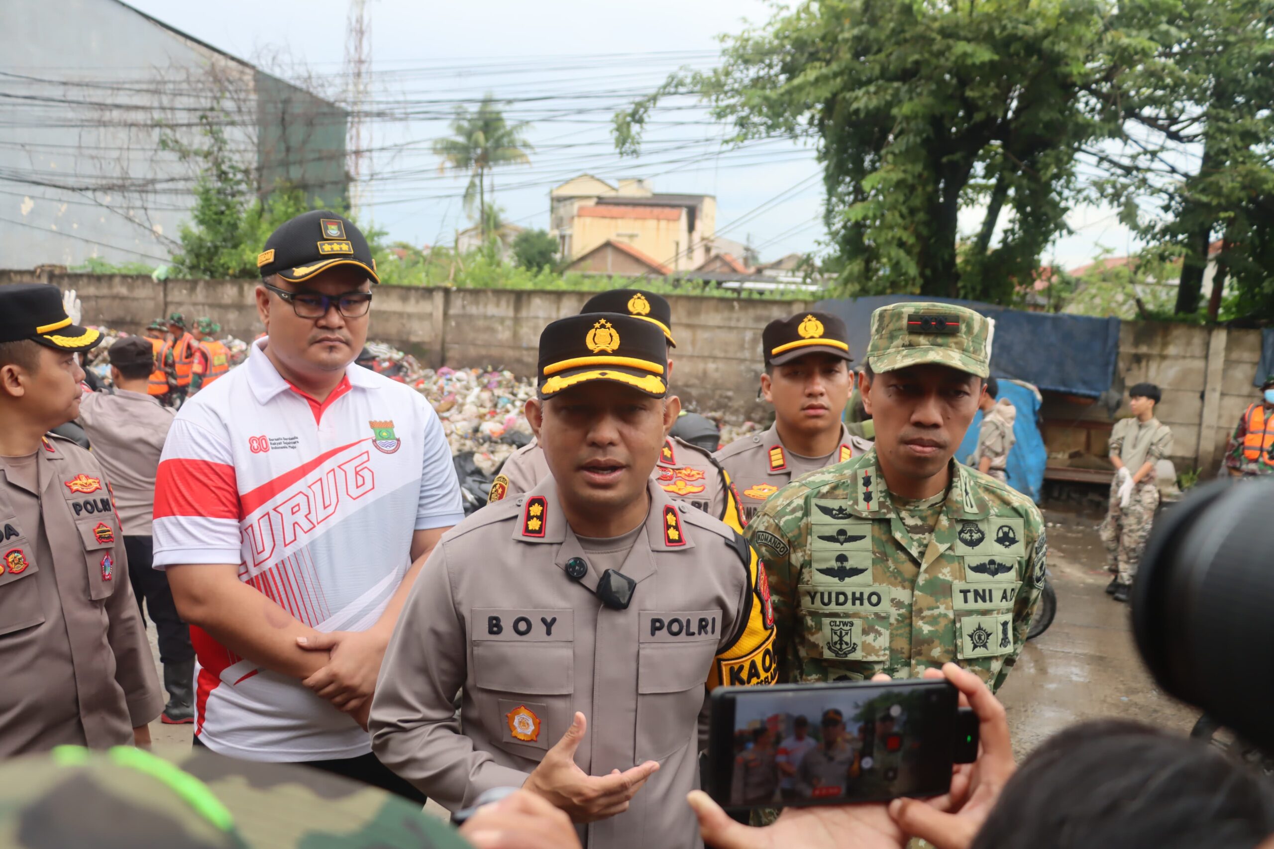 Polres Tangsel Bersama Kodim 0510/Tigaraksa Laksanakan Korve Pembersihan Sampah di Curug