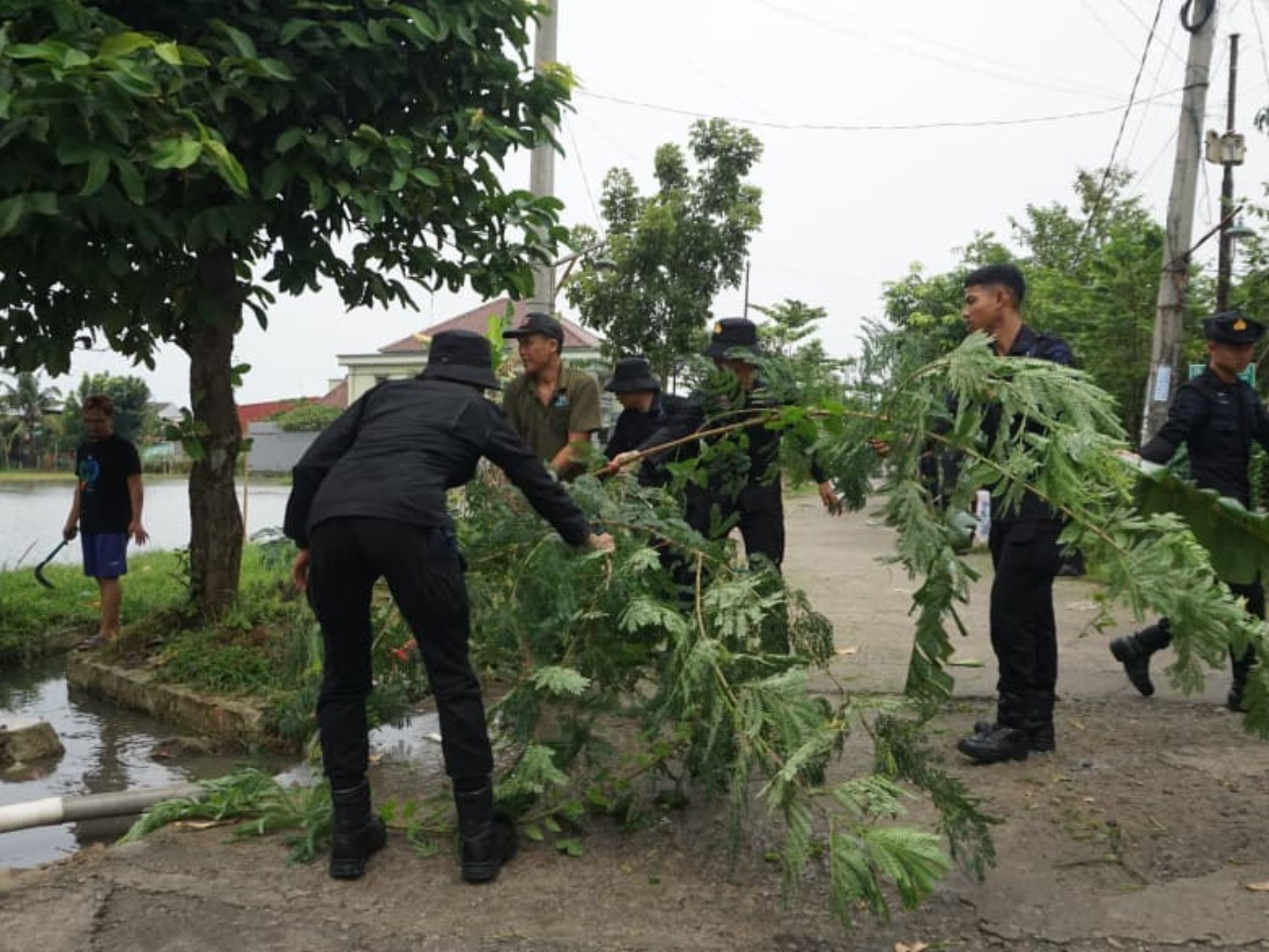 Brimob Metro Jaya Bersama Warga Gelar Aksi “Jaga Jakarta Bersih” di Cikarang Pusat, Kab. Bekasi