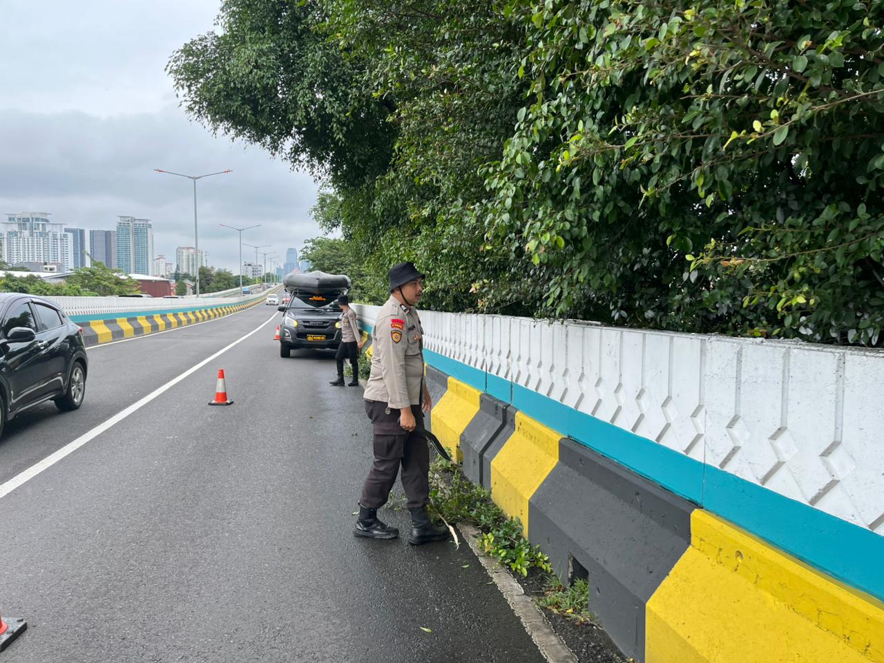 Direktorat Samapta Polda Metro Jaya Laksanakan Patroli Siaga Bencana di Fly Over Antasari