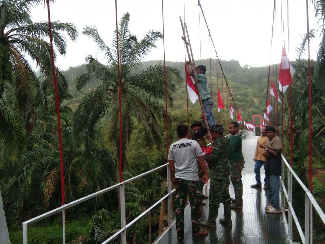 Satgas Gulbencal Kodam I/BB Rampungkan Rehabilitasi Jembatan Gantung di Halongonan Paluta