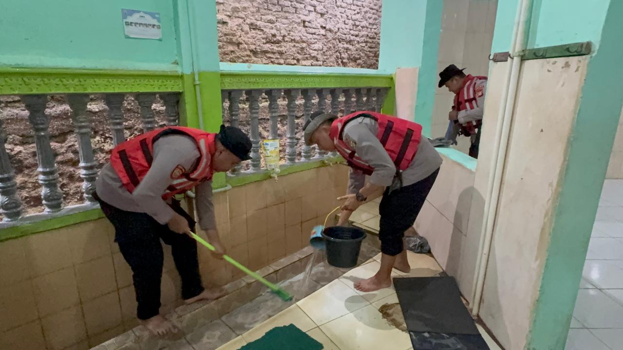 Direktorat Samapta Polda Metro Jaya Laksanakan Kurvey dan Bersih-Bersih Rumah Ibadah di Kampung Melayu