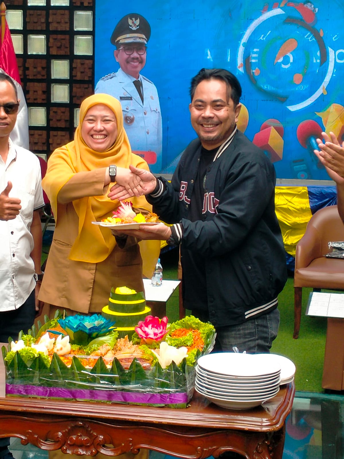 Rayakan Hari Pers, Wali Kota Tangerang Potong Tumpeng dan Jenguk Wartawan yang Alami Kecelakaan  