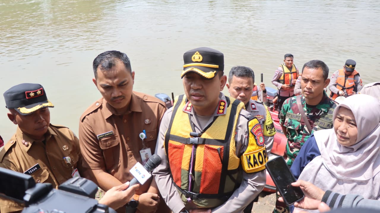 Kapolres Metro Tangerang Kota Turun Langsung Cek Bantaran Sungai Cisadane Pascapencemaran