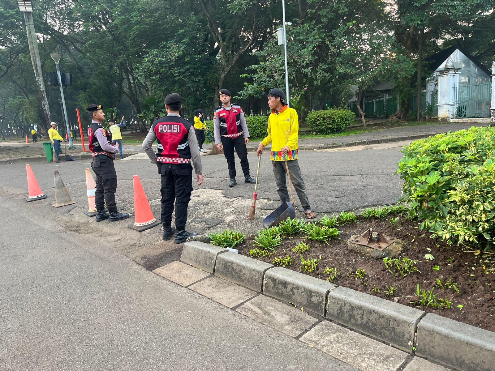 Hadir di Tengah Masyarakat, Personel Detasemen Perintis Korsabhara Masifkan Patroli Dialogis dan Gatur Lalin di Bundaran HI hingga Kota Tua