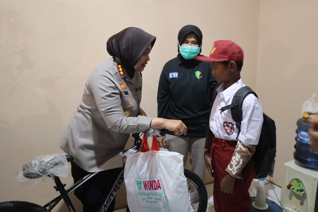 Peduli Sesama, Kapolres Metro Bekasi Serahkan Bantuan Kursi Roda, Sepeda, perlengkapan sekolah dan Sembako di Sriamur