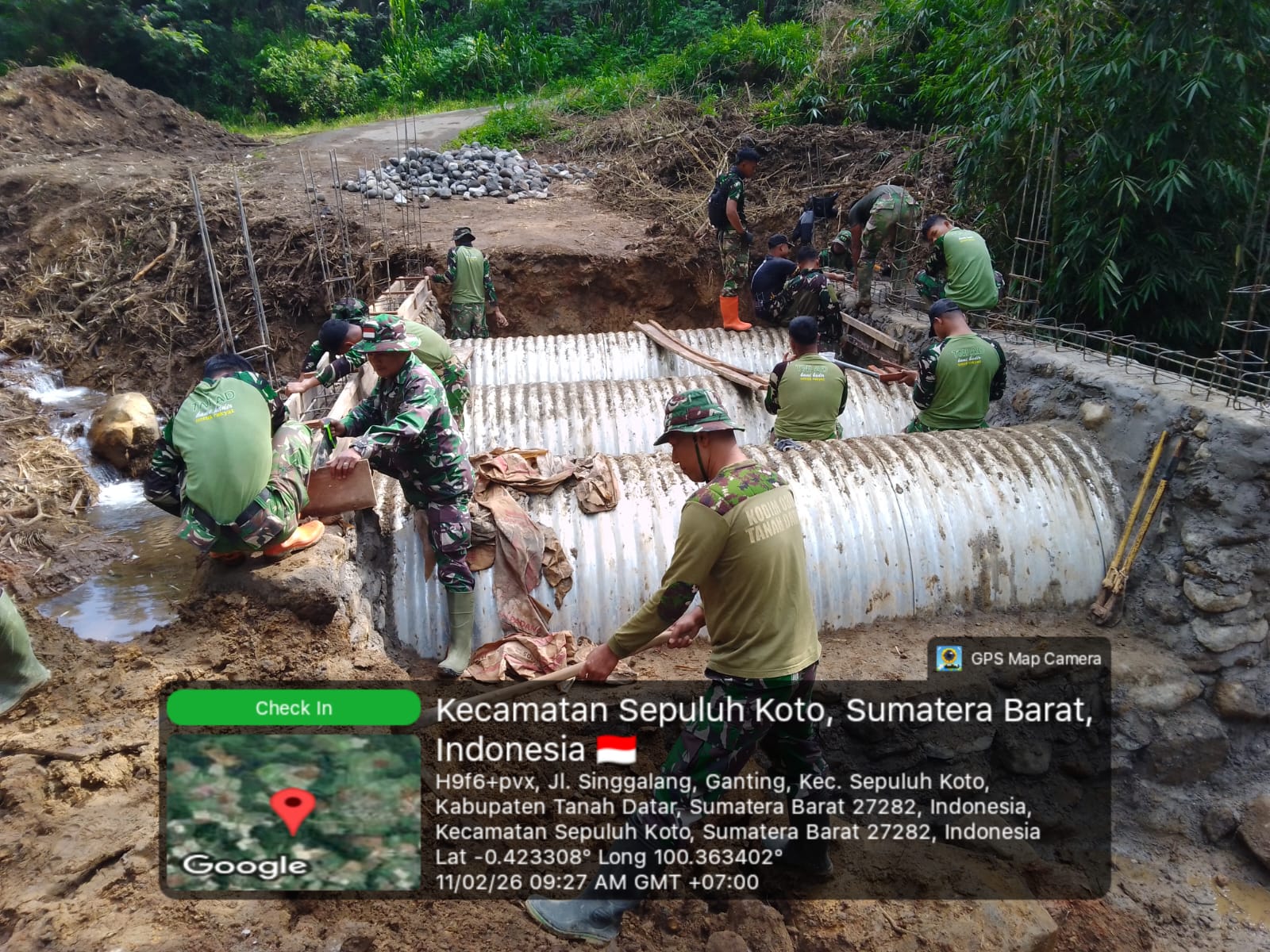 Gotong Royong Pulihkan Akses Warga, Personel Kodam XX/Tuanku Imam Bonjol Bangun Jembatan di Tanjung Sawah