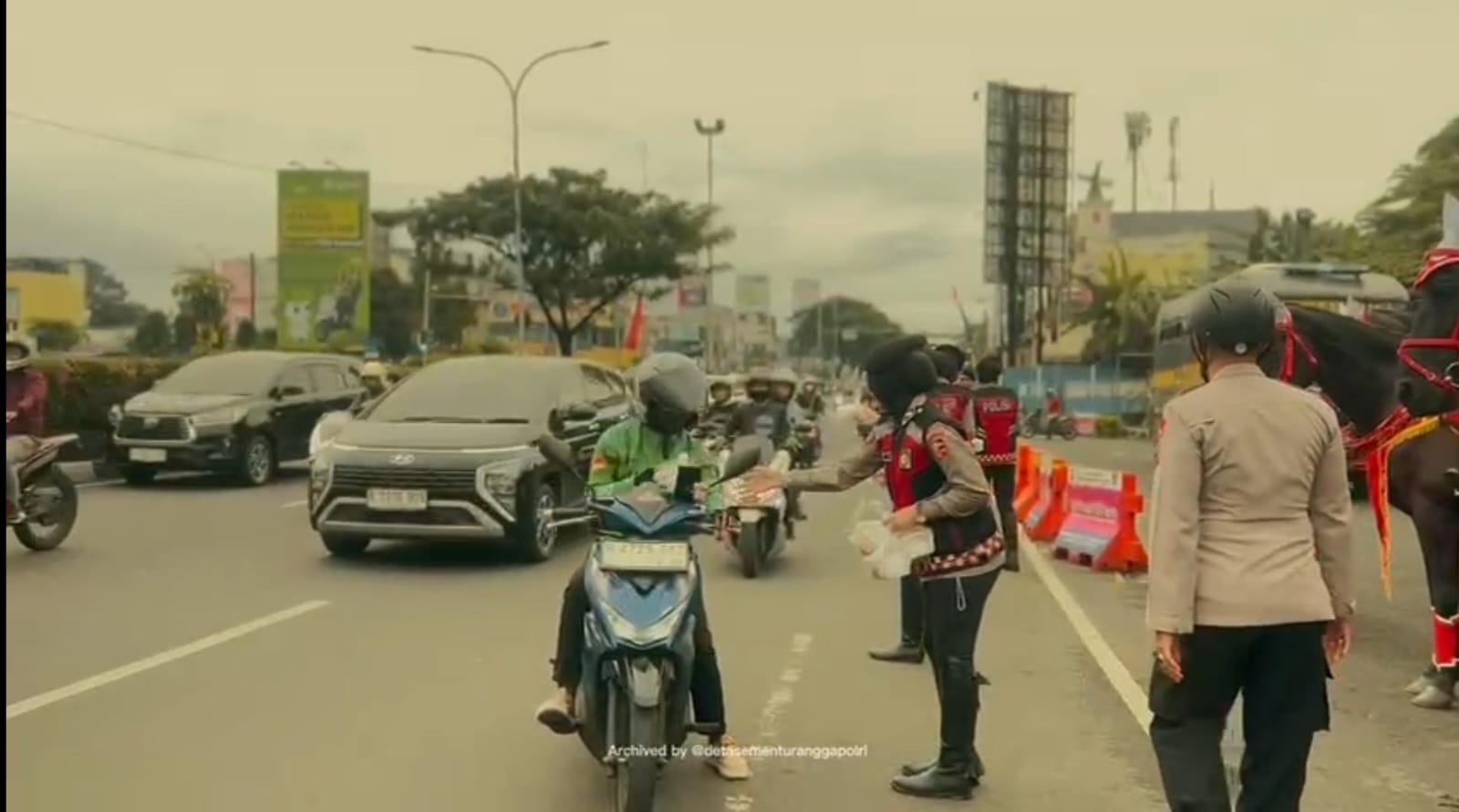 Dekatkan Diri dengan Masyarakat, Den Turangga Ditpolsatwa Baharkam Polri Gelar Giat Jumat Berkah di Margonda