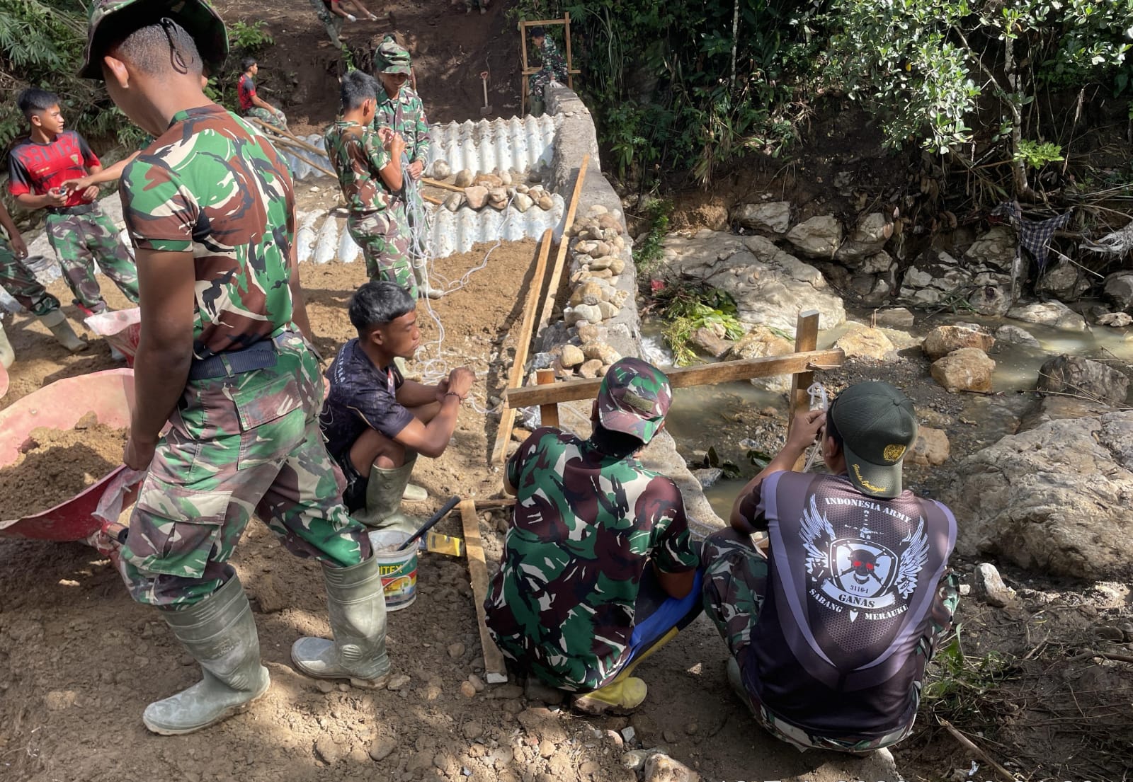 Perkuat Jalur Ekonomi Warga, Jembatan Armco Dibangun di Gunung Omeh