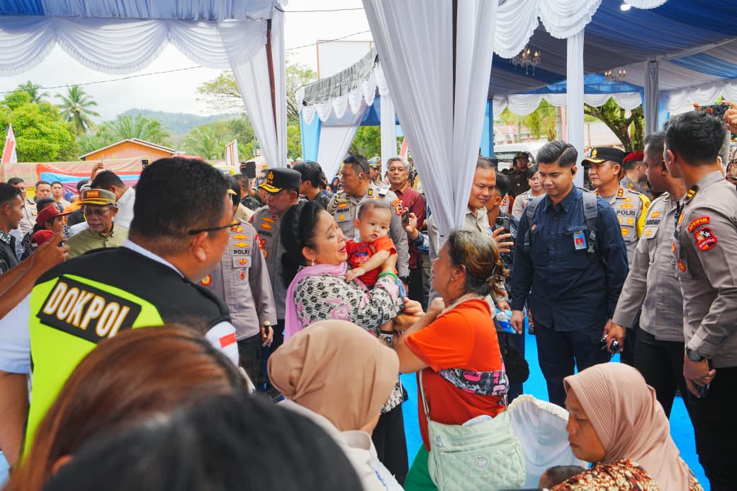 Tinjau Huntara dan Beri Bantuan Buat Korban Bencana di Tapanuli Tengah, Titiek Soeharto Apresiasi Polri