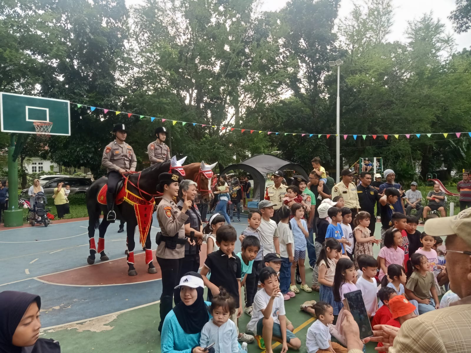 Berikan Edukasi Penanganan Satwa Liar, Den Turangga Ditpolsatwa Sambangi Warga Lebak Bulus